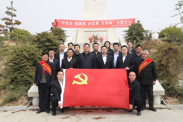 1617929383935344.jpeg 纪念碑前宣誓.JPG