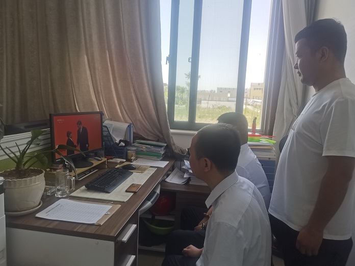 辅助运输队观看现场.jpg