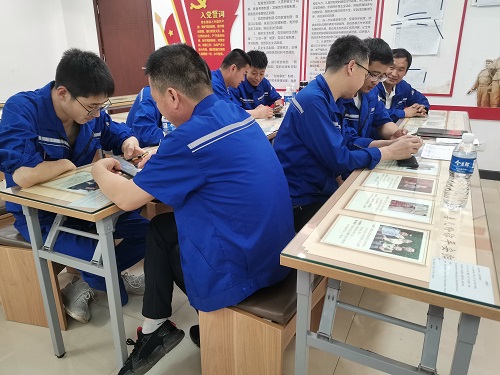 1655899788368556.jpeg 班后学习室内职工参与链工宝的新安法知多少答题-牛庆.jpg